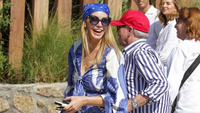 Супермодель Клаудия Шиффер носит на пляже платье-кафтан в стиле бохо и выглядит самой счастливой
