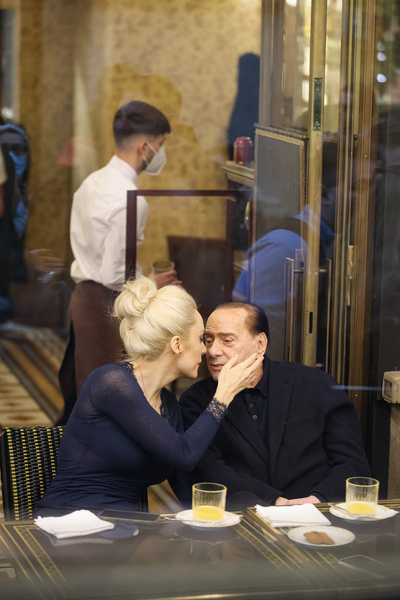От стриптизерш-«монашек» до свадьбы с подчиненной: любвеобильность Берлускони потопила его карьеру, но продлила жизнь