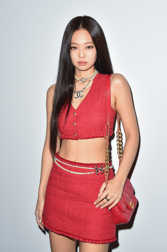 Фото №2 - Красная мини-юбка и укороченный жилет: оцени образ Дженни из BLACKPINK на шоу Chanel 😍
