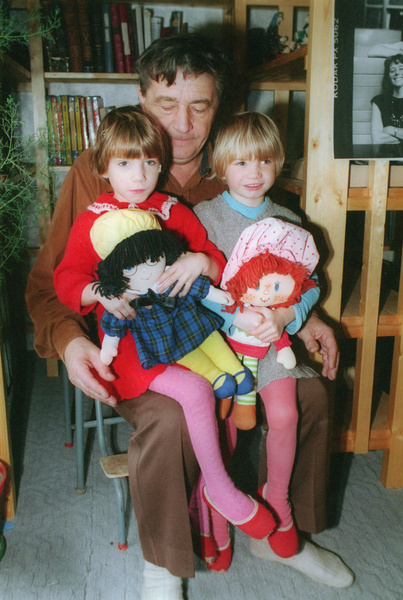Эдуард Успенский с дочками Светой и Ириной