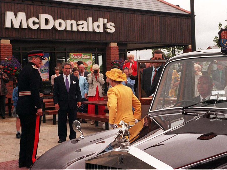 Гроза фастфуда: почему поездка королевы Елизаветы в McDonald's закончилась полным провалом (но вошла в историю Британии)