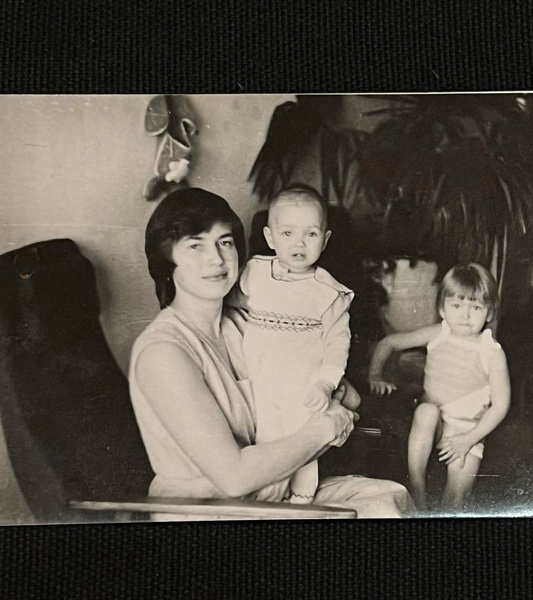 4 милых фото из советского детства Ирины Шейк: ковер на стене и красавица-мама