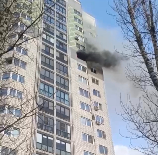 Застрелил мать и сестру, а затем поджег квартиру и покончил с собой: трагедия в московской многоэтажке