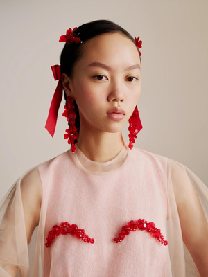 Фото №1 - Red spring: заколки с цветами Simone Rocha x H&M