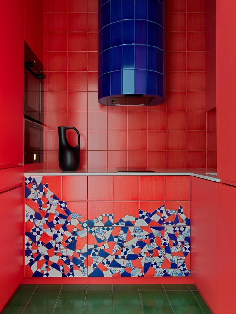 Квартира в Москве. Проект студии Art Group. Фасады, фартук и кухонная вытяжка выложены плиткой. | Источник: Илья Столяров