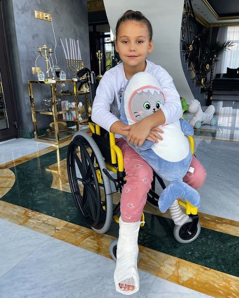 Дочь Оксаны Самойловой привезли в школу в инвалидной коляске
