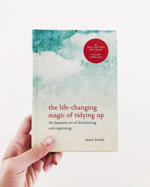 «Оставь только то, что приносит радость»: 10 принципов уборки Мари Кондо