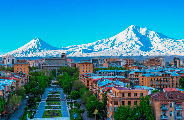 Те, что без денег, едут в Армению, а богатые получают «золотые визы»: куда перебираются россияне в 2022 году
