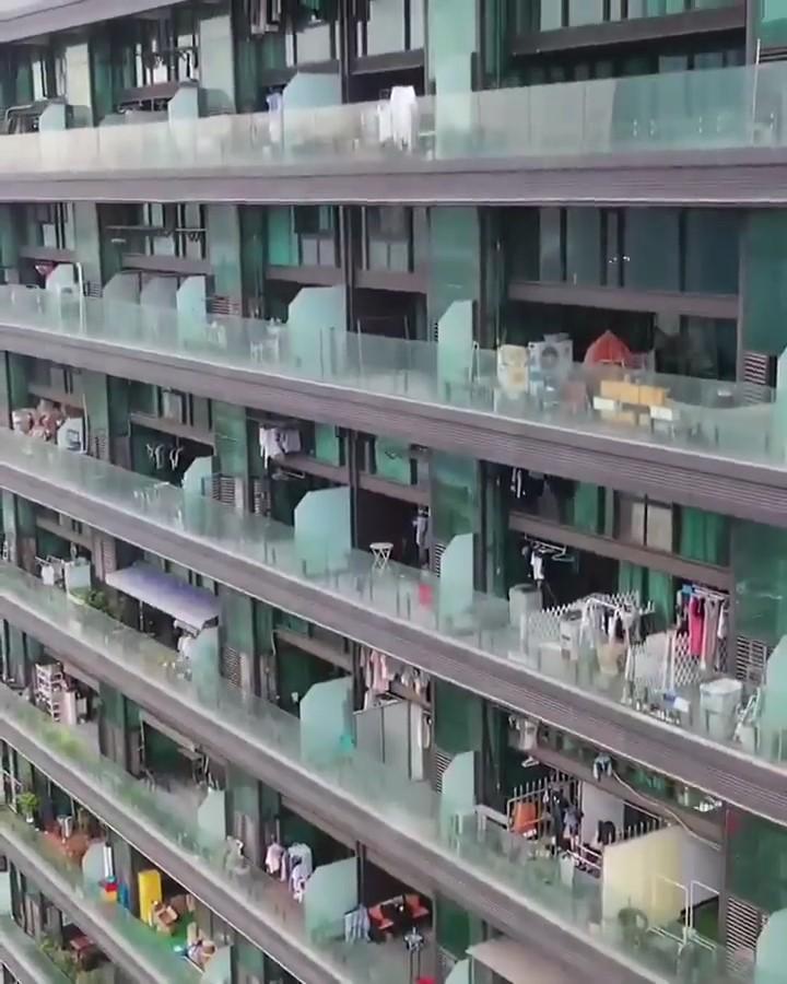 В Китае 13-этажный дом завалился на бок и остался целым (ФОТО)