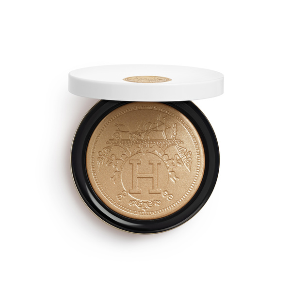 Перламутровая пудра Hermès Beauté, которая эффектно подсвечивает кожу и придает сияние