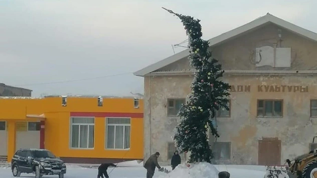 «Это нам за плохое поведение»: странная елка в Эвенске стала предметом шуток в соцсетях