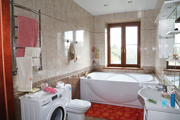 В московской квартире у Филипповой нет окон в ванной. Ее мечта – чтобы они были в пол