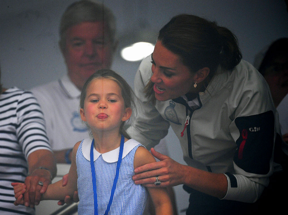 Принцесса Шарлотта с мамой во время Королевской регаты, 9 августа 2019 | marieclaire.ru