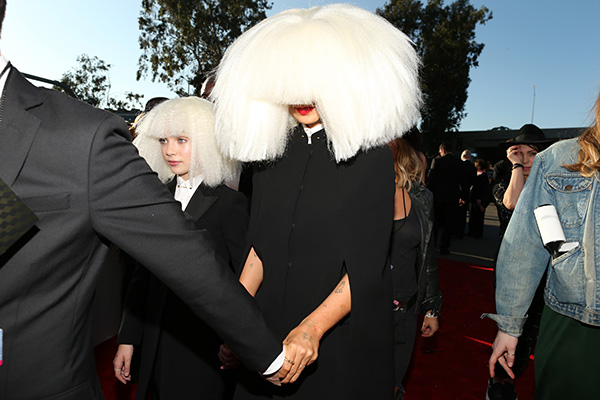 Певица Sia и Мэнди Зиглер на "Грэмми"-2015