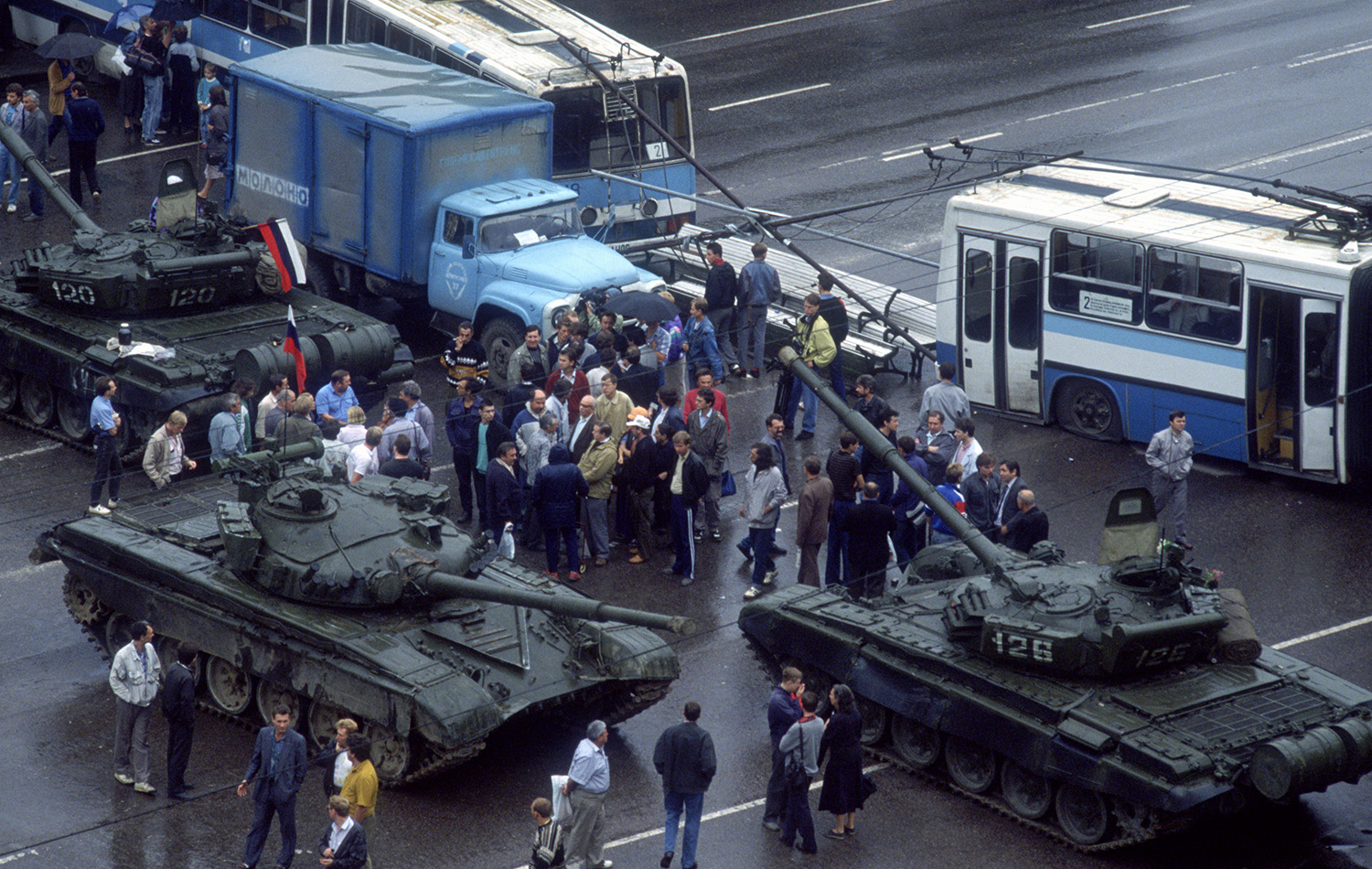 Вспоминаем, что творилось на улицах Москвы во время путча 1991 года (много  фото) | MAXIM