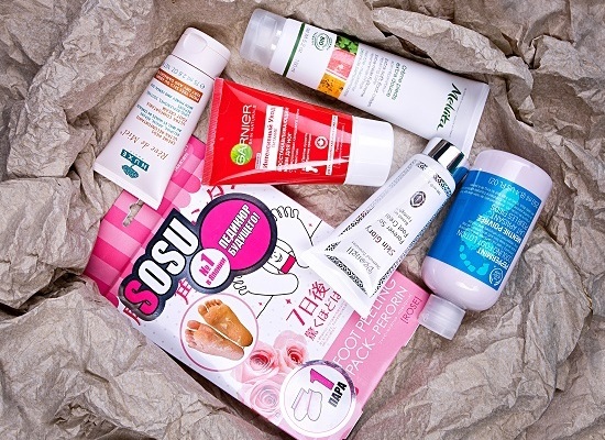Nuxe Крем для ног Reve de Miel, Melvita Смягчающий и освежающий крем для ног, Garnier Восстанавлива- ющий крем для ног «Интенсивный уход», Desheli Смяг- чающий крем для ног Forever Soft Foot Cream, The Body Shop Молочко для ног «Перечная мята», SOSU Носочки для педикюра с ароматом розы | Источник: Валерия Михеенко