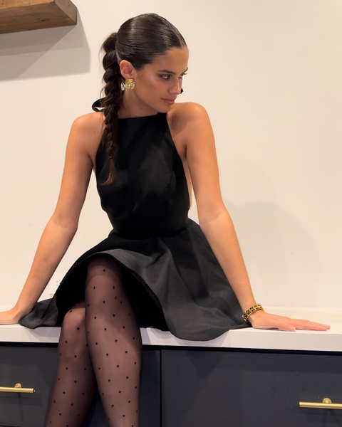 Модная прическа на Новый год 2023: супермодель Сара Сампайо показала, как красиво носить косичку
