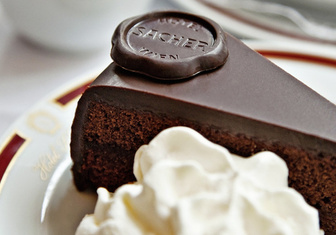 Секрет в шоколаде: какой торт «Захер» лучше