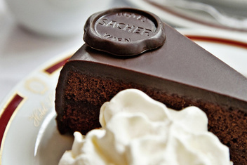 Секрет в шоколаде: какой торт «Захер» лучше