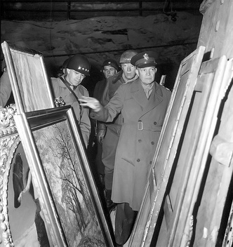 История одной фотографии: пещера с золотом нацистов