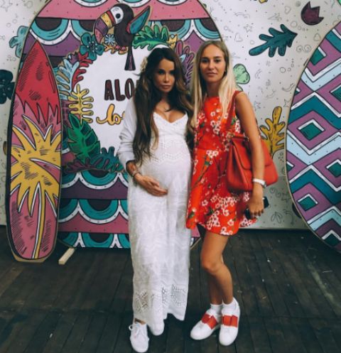 Айза с подругой Анной на вечеринке baby shower