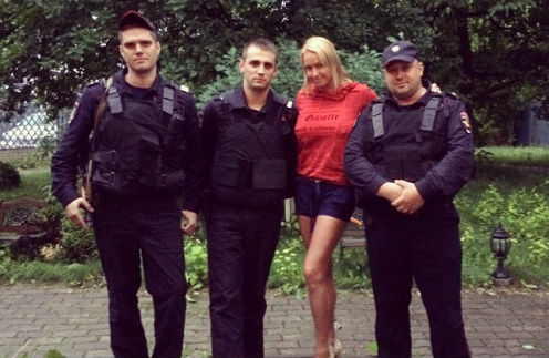 Анастасия Волочкова с полицейскими