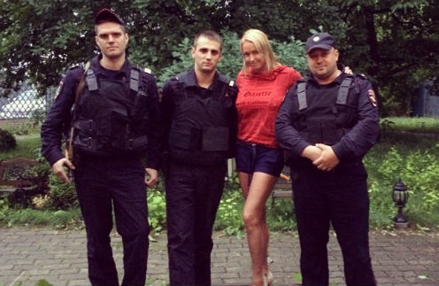 Анастасия Волочкова с полицейскими | Источник: "Инстаграм" (запрещенная в России экстремистская организация)