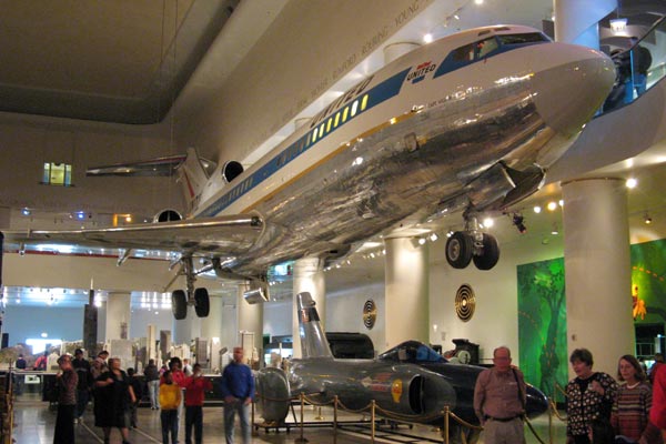 "Боинг-727" подвешен под потолком Зала транспорта