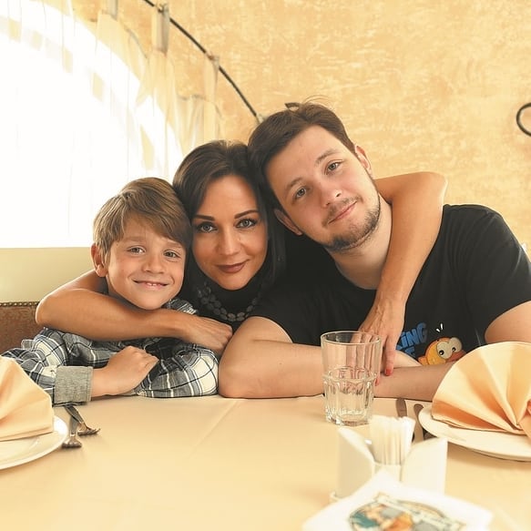 <p>Татьяна Буланова с сыновьями Никитой и Александром</p>