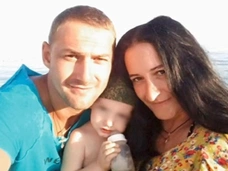 Тушил бычки о лицо, кидал ножи и бил. Замдиректора магазина нашли мертвой в ванной после ссоры с мужем