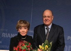 Вера Алентова не заразна и сможет проводить мужа в последний путь