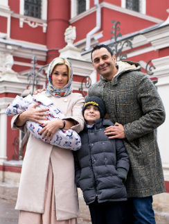 Стас и Юлия Костюшкины с детьми