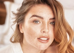 Эффект «лисьих глаз»: идеальная форма бровей, которая сделает вас моложе