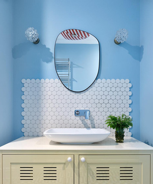 Голубой цвет в ванной комнате: 40+ примеров