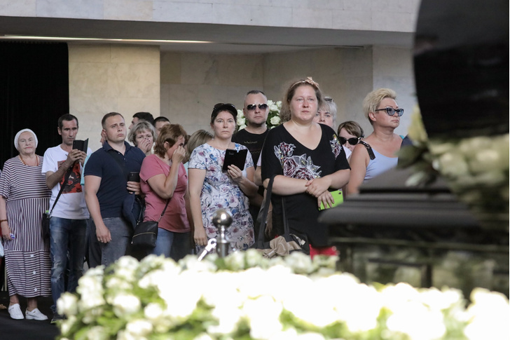 Паломничество к могиле Шатунова в день его рождения: поклонники засыпали все белыми розами