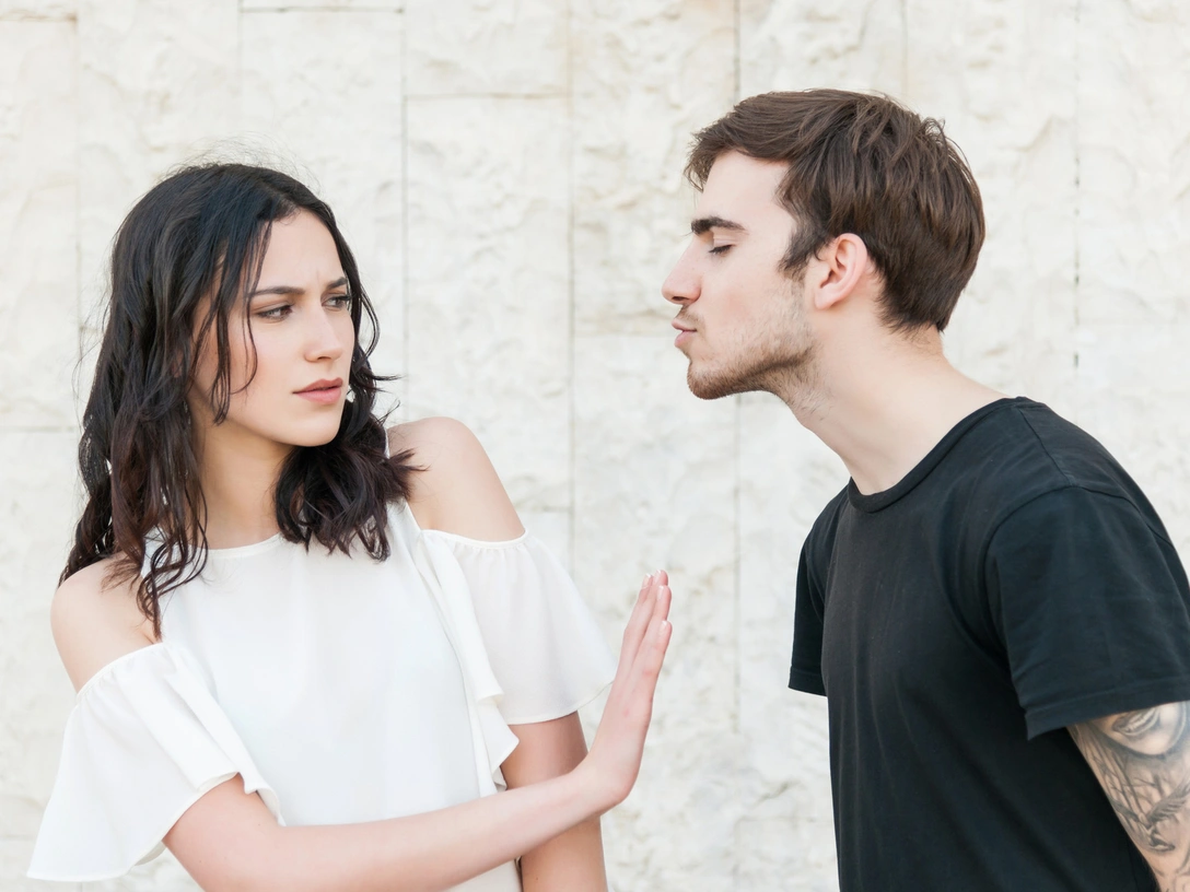 Опасное влечение: 7 признаков того, что ваш поклонник — сталкер | marieclaire.ru