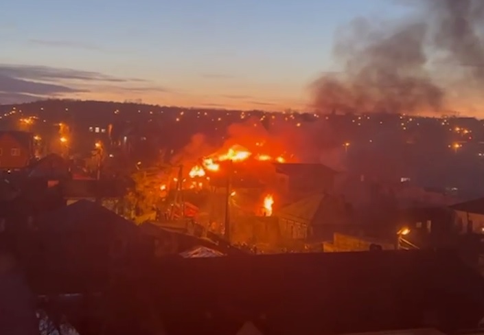 Военный самолет рухнул на двухэтажный дом в Иркутске