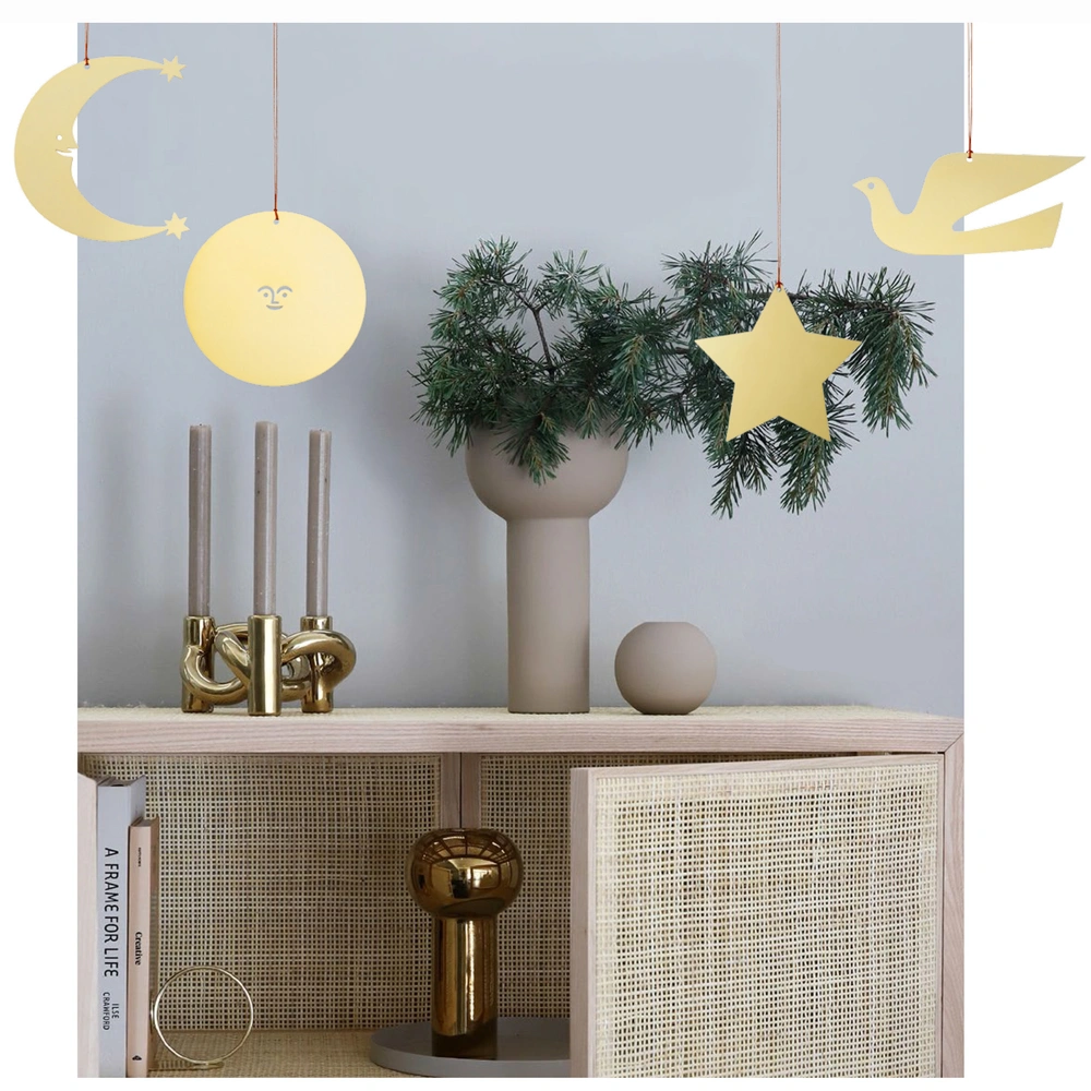 Елочные украшения Girard Ornaments, Vitra, шоурум Vitra. Подсвечник Lykke, вазы Pillar и Ball, Cooee Design, www.nordicnest.com | Источник: ELLE DECORATION №47