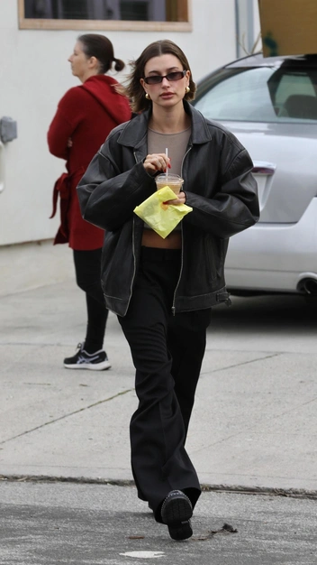 Хейли Бибер нашла самую стильную кожаную куртку — этой весной вам нужна такая же | marieclaire.ru