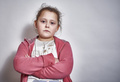 «В компании младших детей 9-летняя дочь ведет себя как малыш»