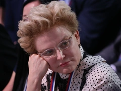 «Сидела дома и плакала»: Елена Малышева вспомнила о травле в Сети