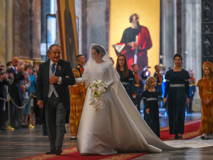 Новая тиара, шлейф с гербом и венчание в Исаакиевском соборе: как прошла первая за 120 лет королевская свадьба в России