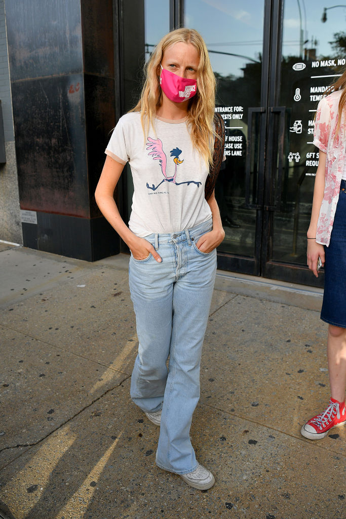 Фото №8 - Очень узкие джинсы и кожаные жакеты. Что носят модели между показами на Неделе моды в Нью-Йорке?