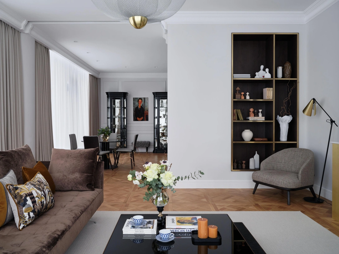 Диван, Casadesus. Журнальный столик, Eichholtz. | Источник: Дамир Отеген