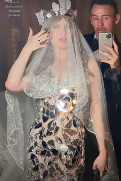 Топ-модель на свою свадьбу надела платье из осколков разбитого зеркала