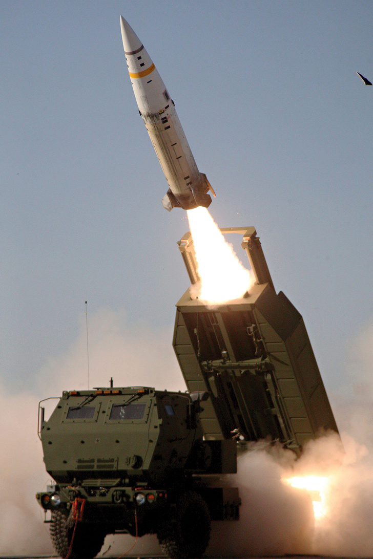 Реактивная система залпового огня HIMARS выпускает тактическую ракету ATACMS с дальностью полета до 300 км
