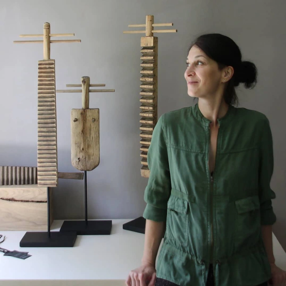 Наталья Буланова, основатель и арт-директор бренда Staritska Maysternya на фоне объектов Divka. | Источник: @staritska.maysternya