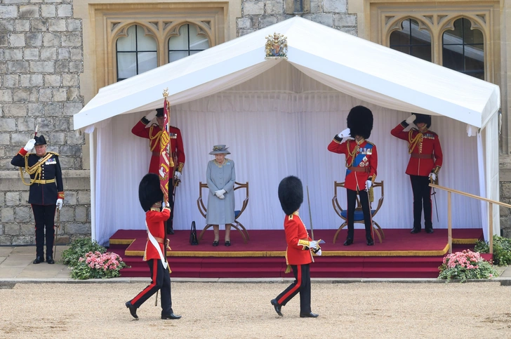 От Дианы до Кейт Миддлтон: самые яркие «балконные» кадры Trooping The Colour