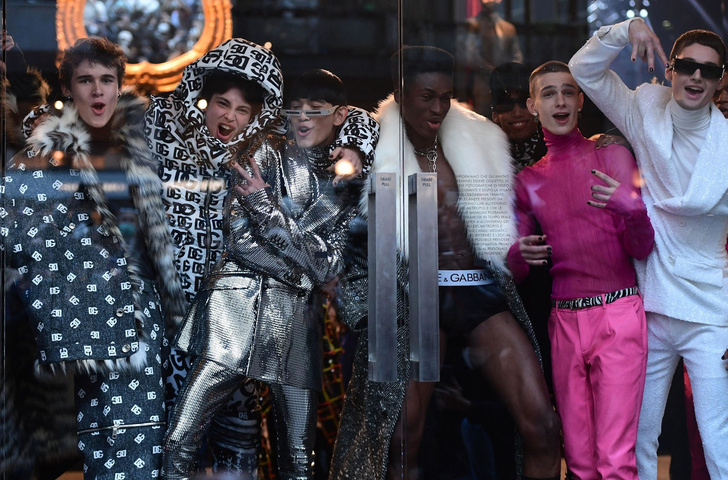 Зажигательно и ярко: как прошел показ мужской коллекции Dolce & Gabbana 2022