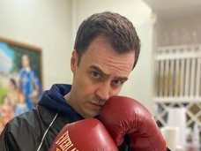 «Хотел всем нравиться»: Иван Абрамов сильно переживал из-за шутки о располневшей жене